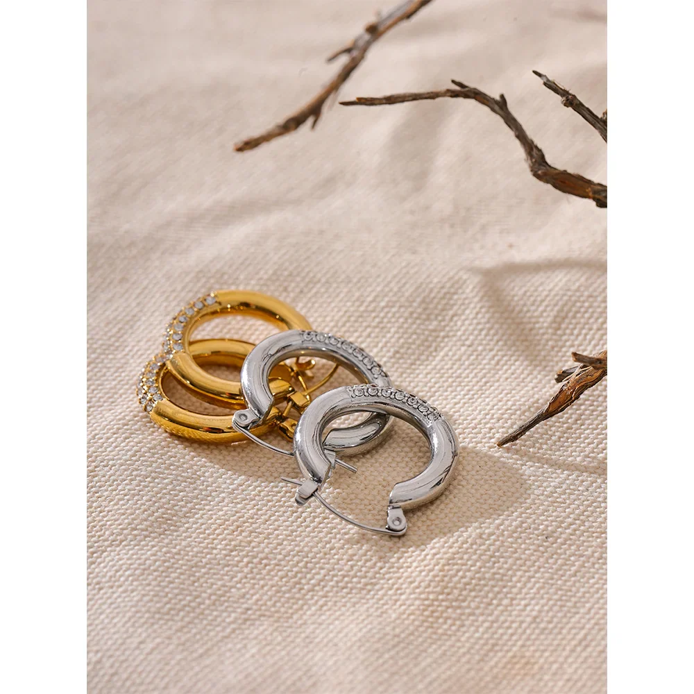 Round earrings