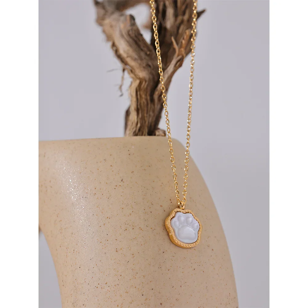 Natural Shell Claw Pendant Necklace
