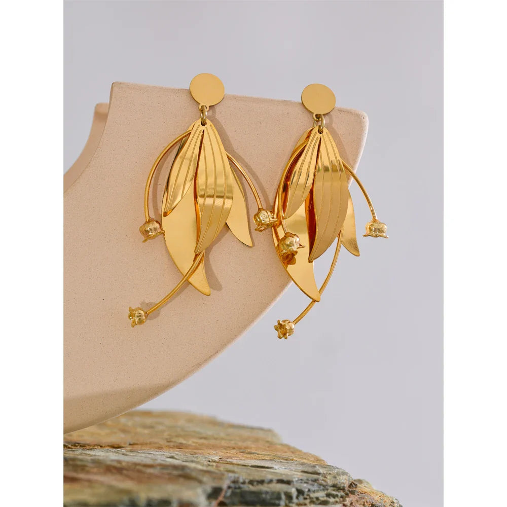 Dangle earrings flower