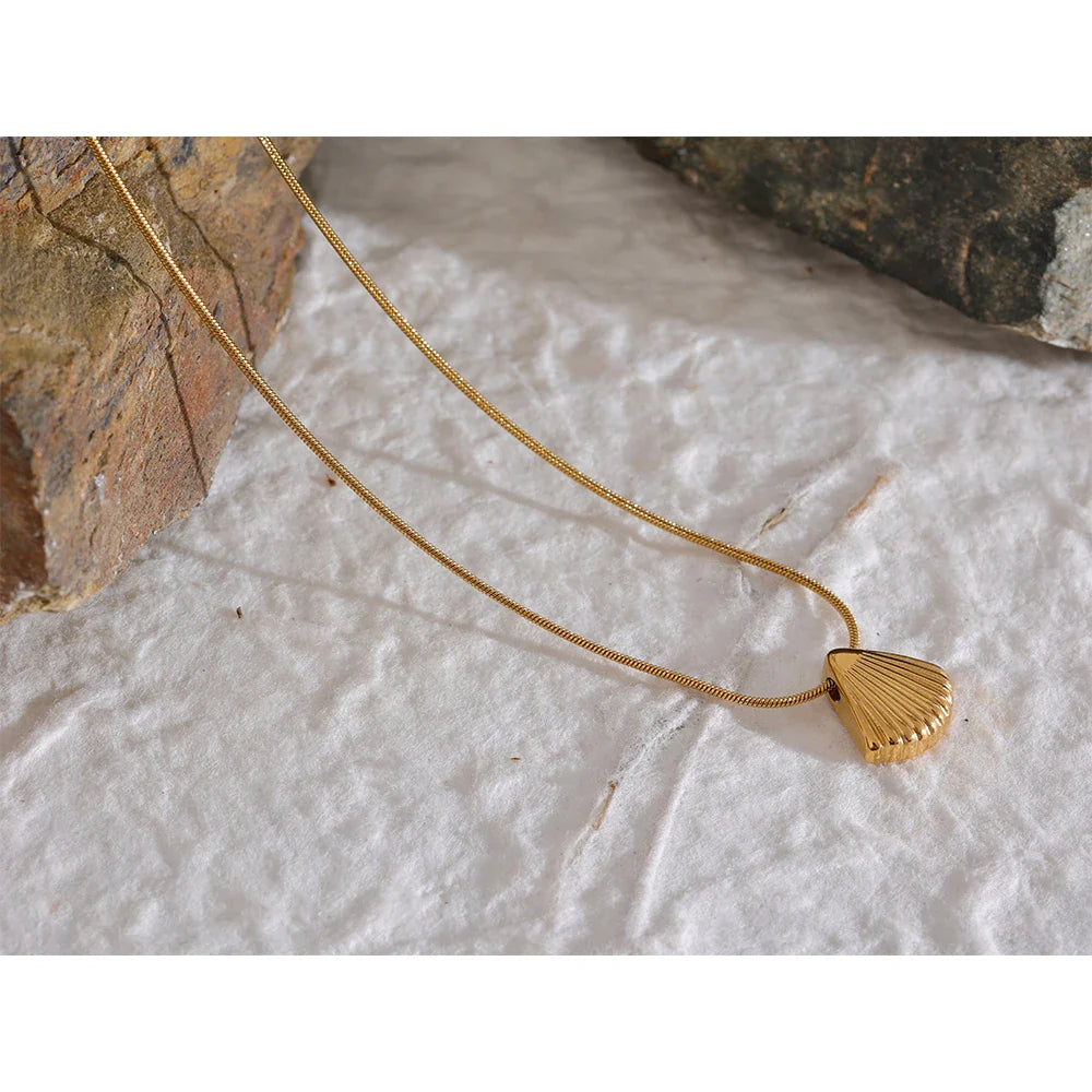 Shell Necklace Gold
