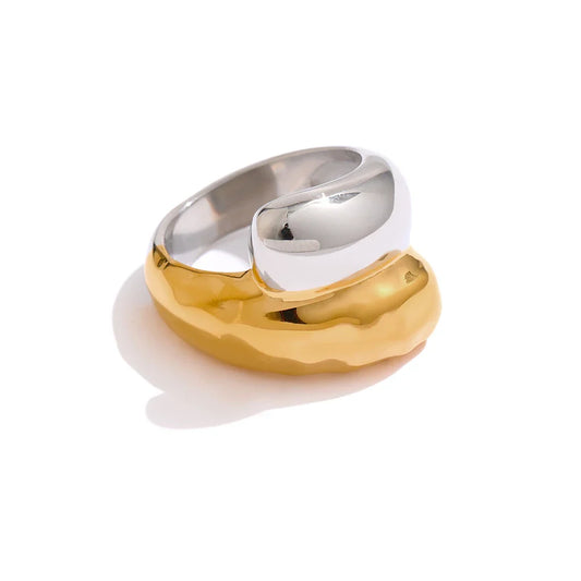 18 K Geometric Twist Finger Ring