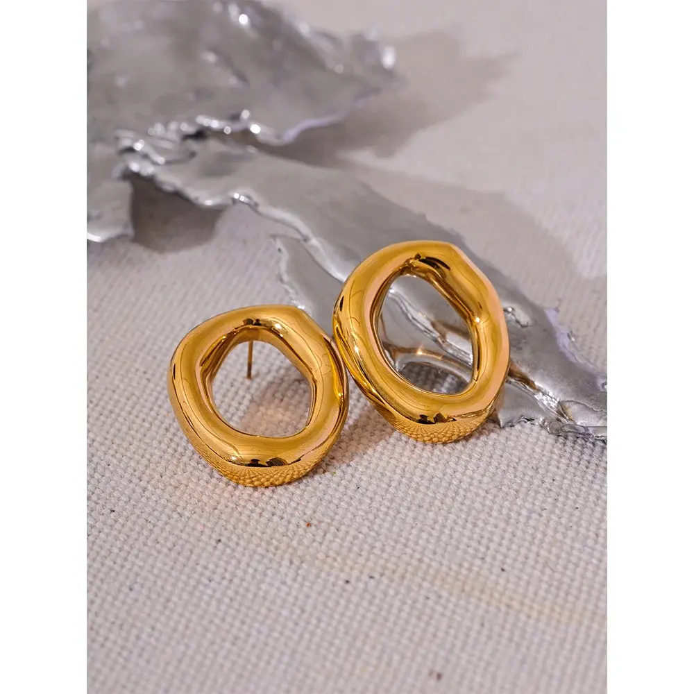 Geometric earrings gold