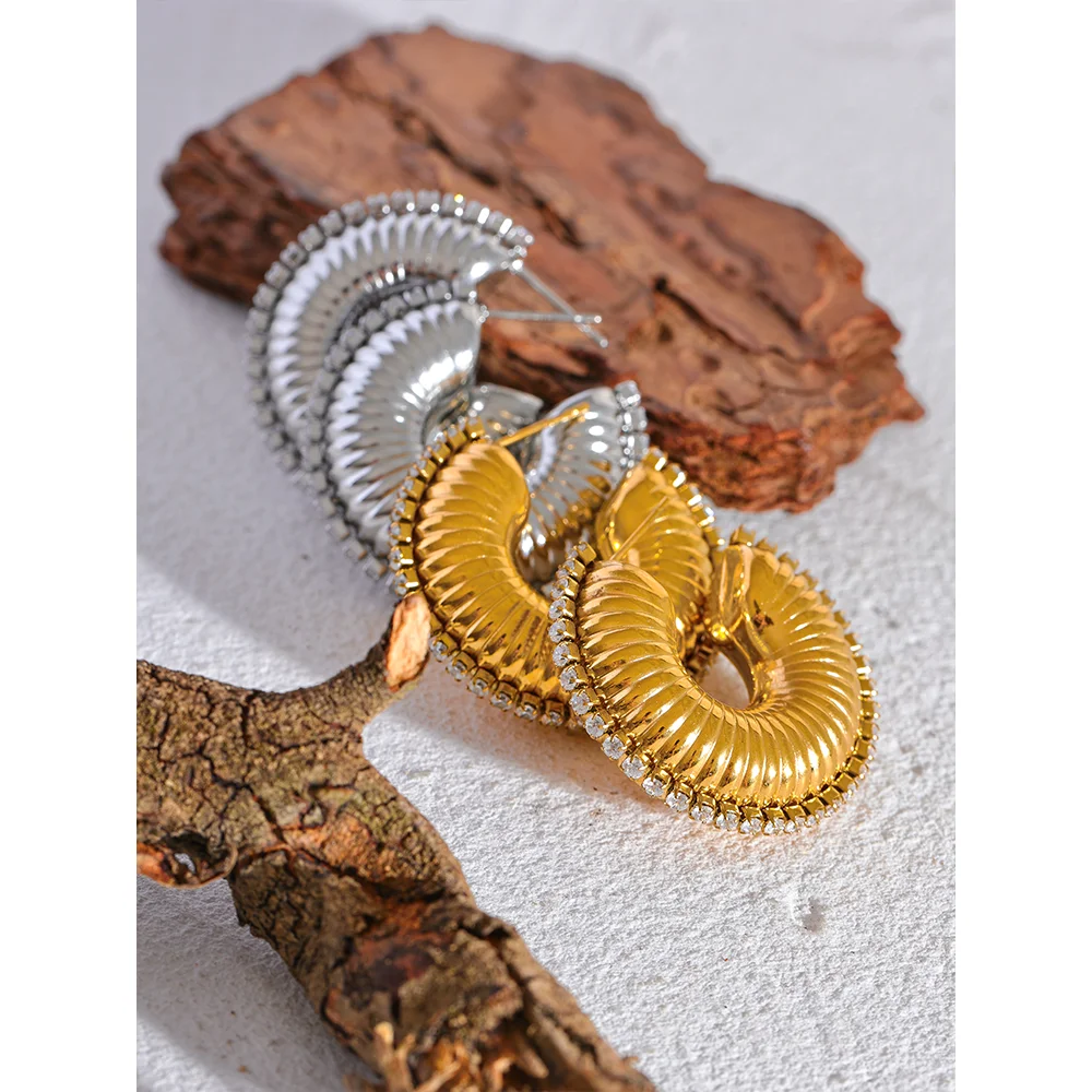 Gold geometric earrings