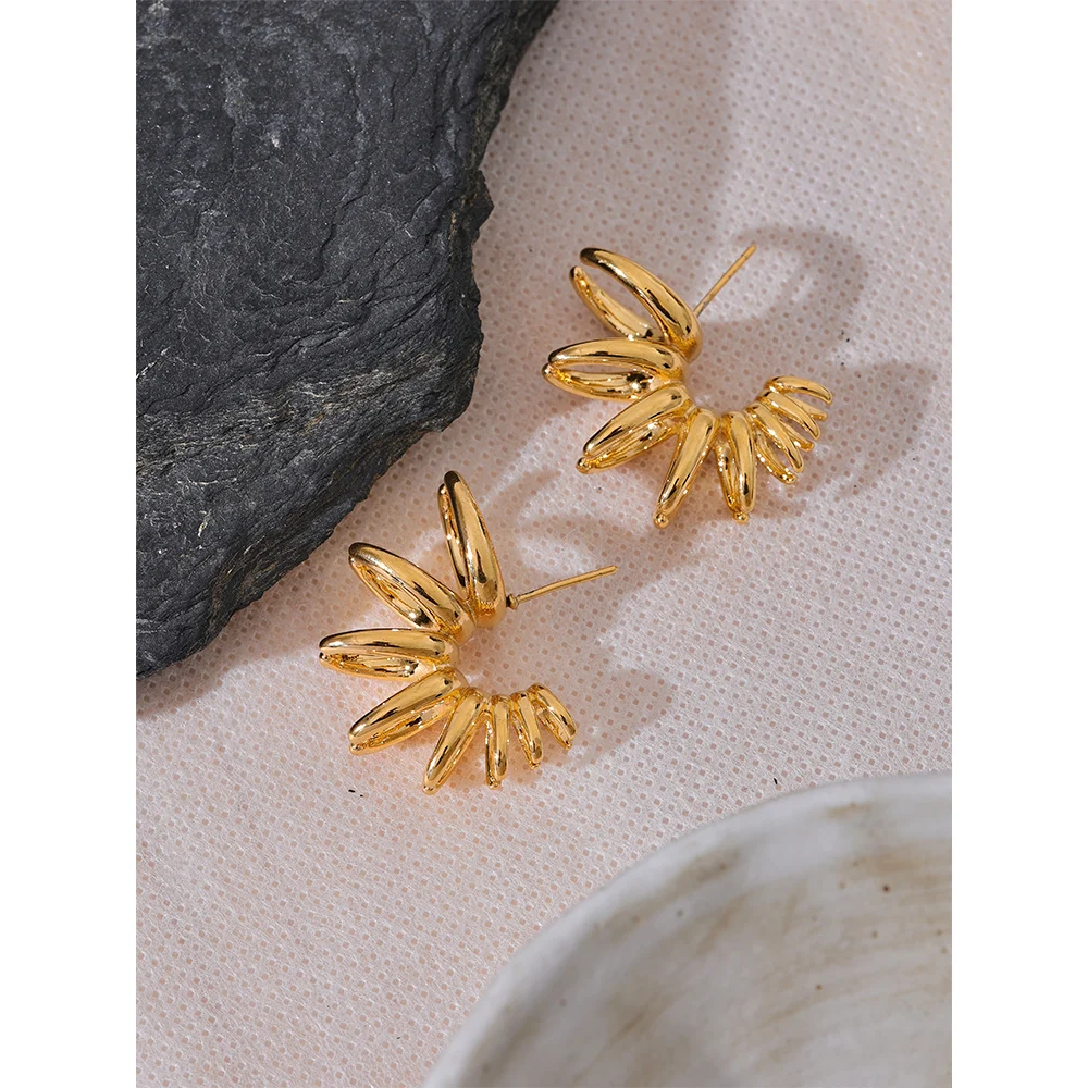 Geometric earrings gold