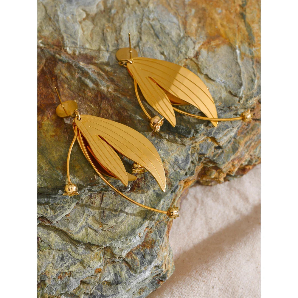 Dangle earrings flower