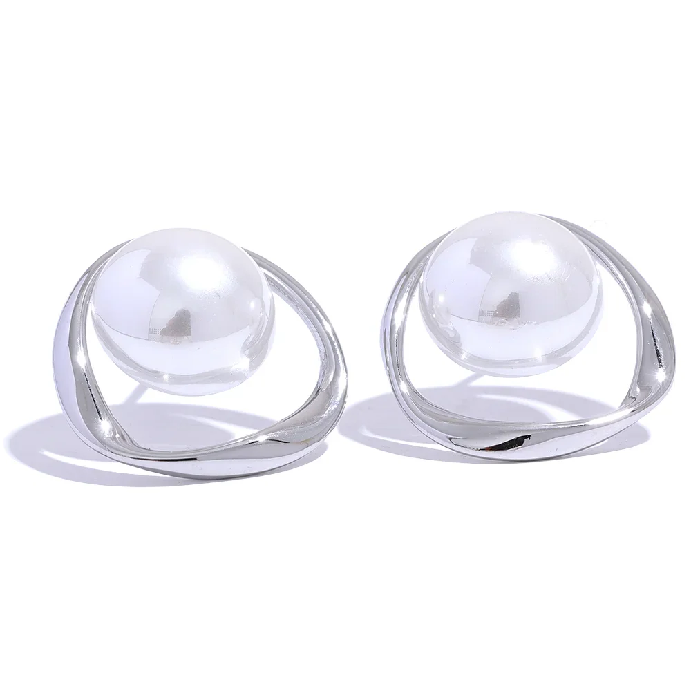 Chic Pearls Hollow Stud Earrings