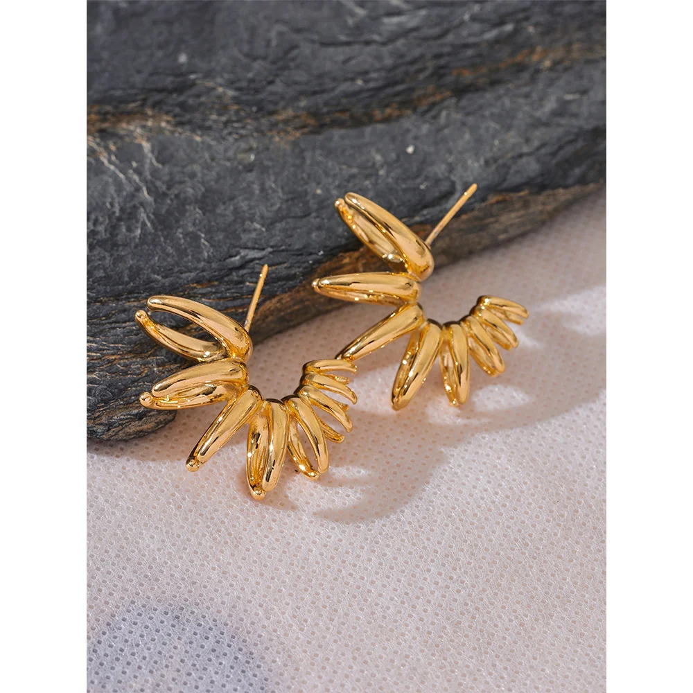Geometric earrings gold